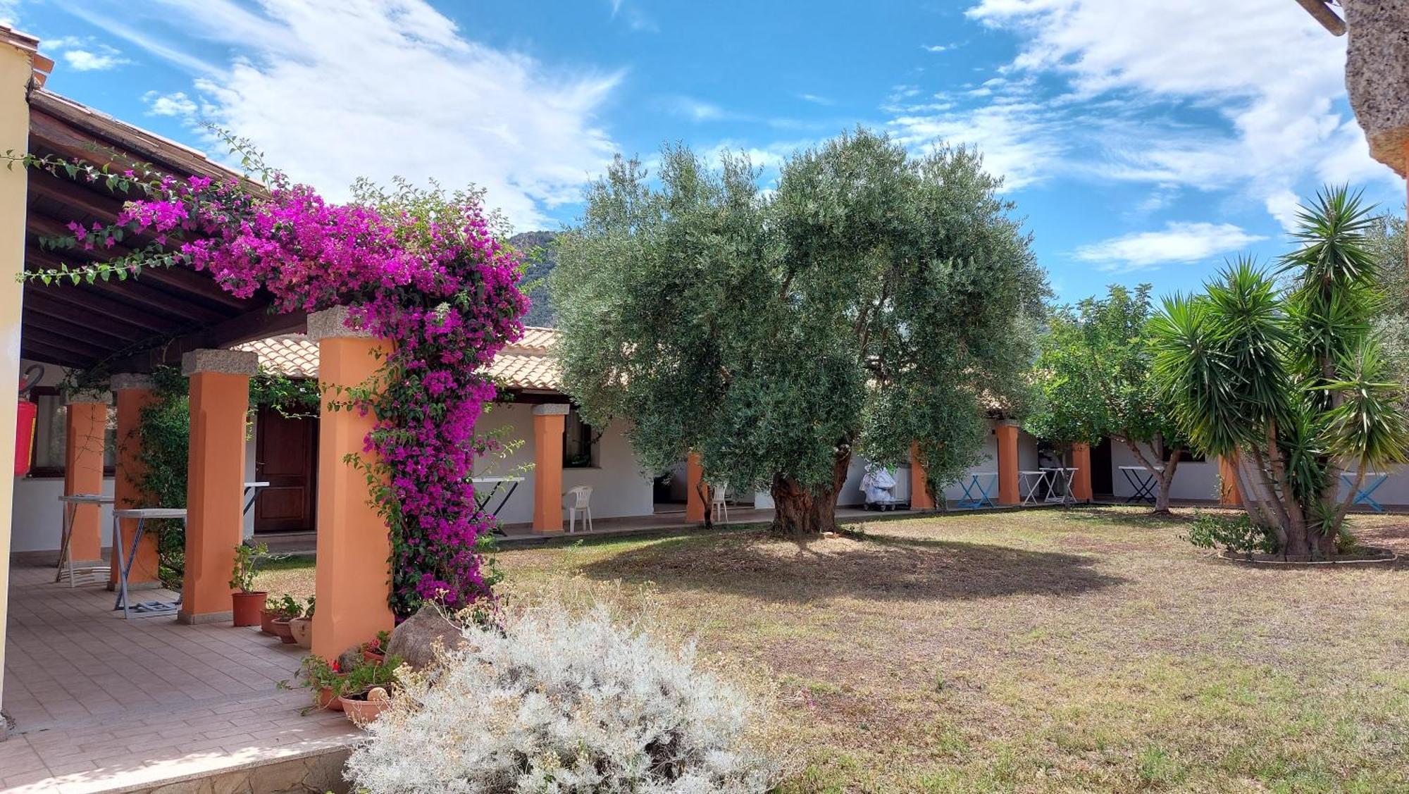Hotel Cardedu Bagian luar foto