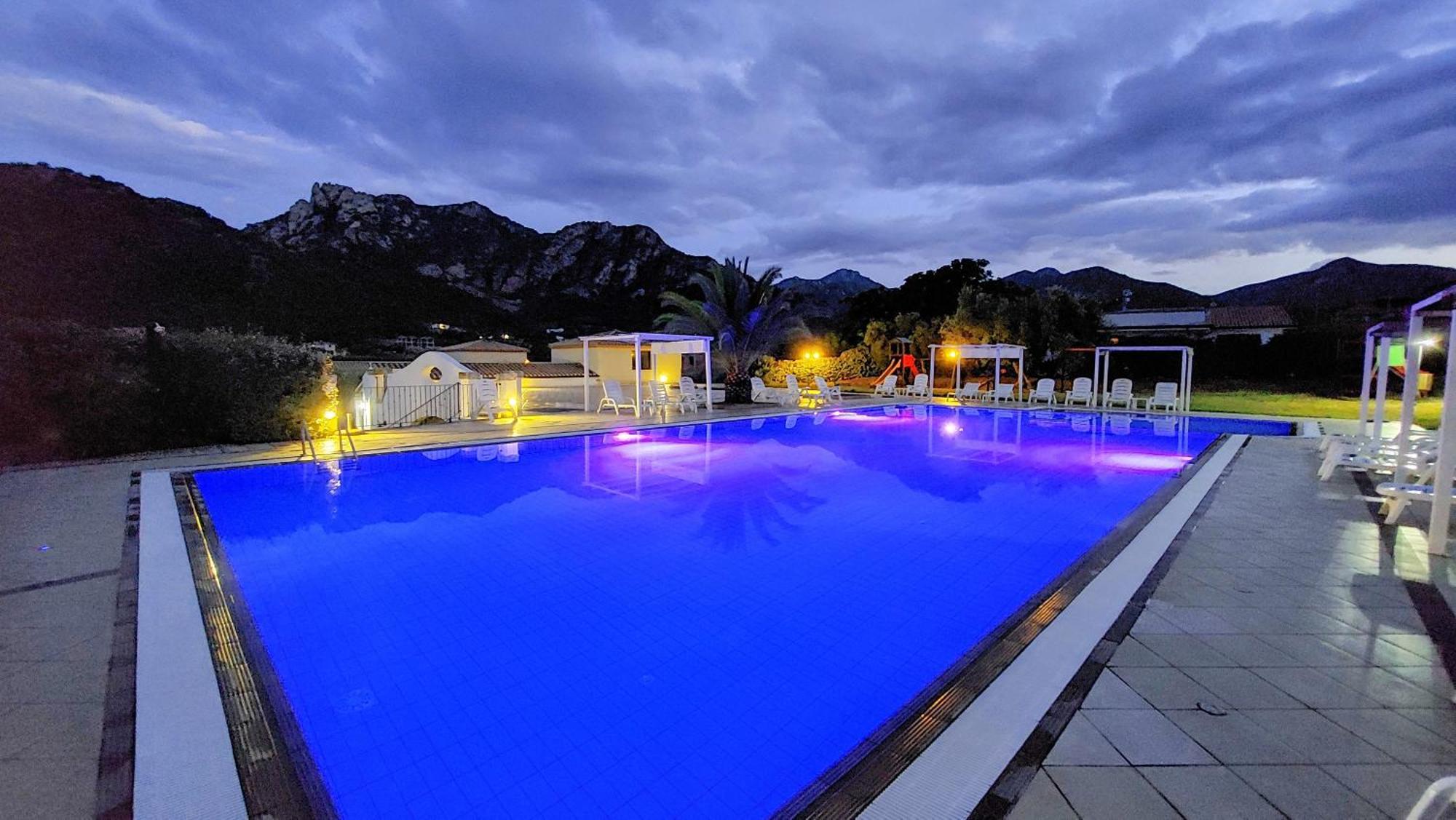 Hotel Cardedu Bagian luar foto