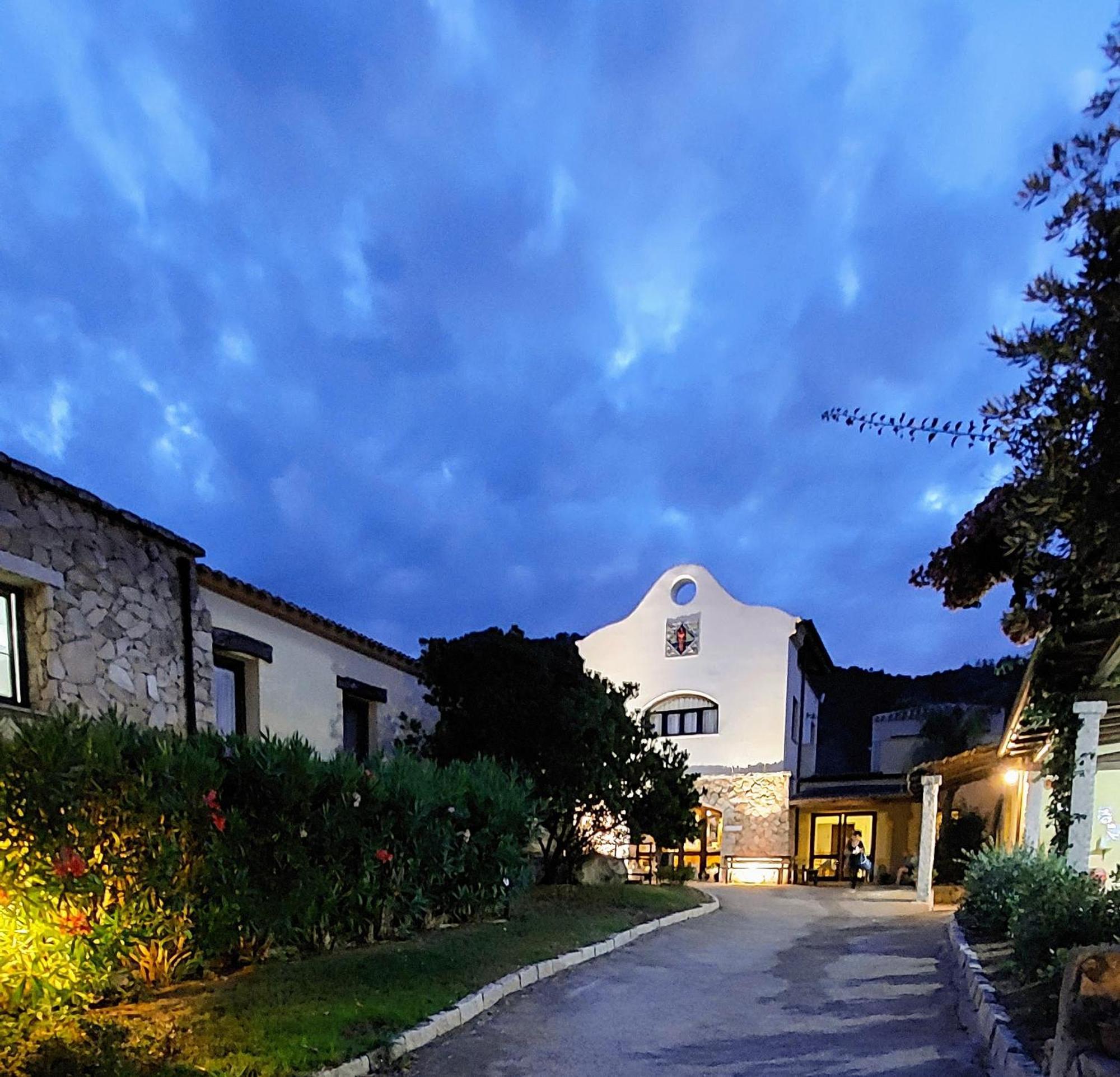 Hotel Cardedu Bagian luar foto